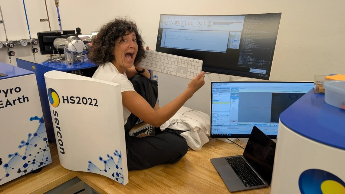Soumaya troubleshooting the LA-IRMS.